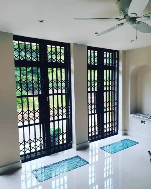 Collapsible security grilles for doors